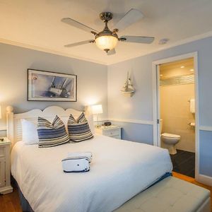 Deluxe Cottage Queen Room